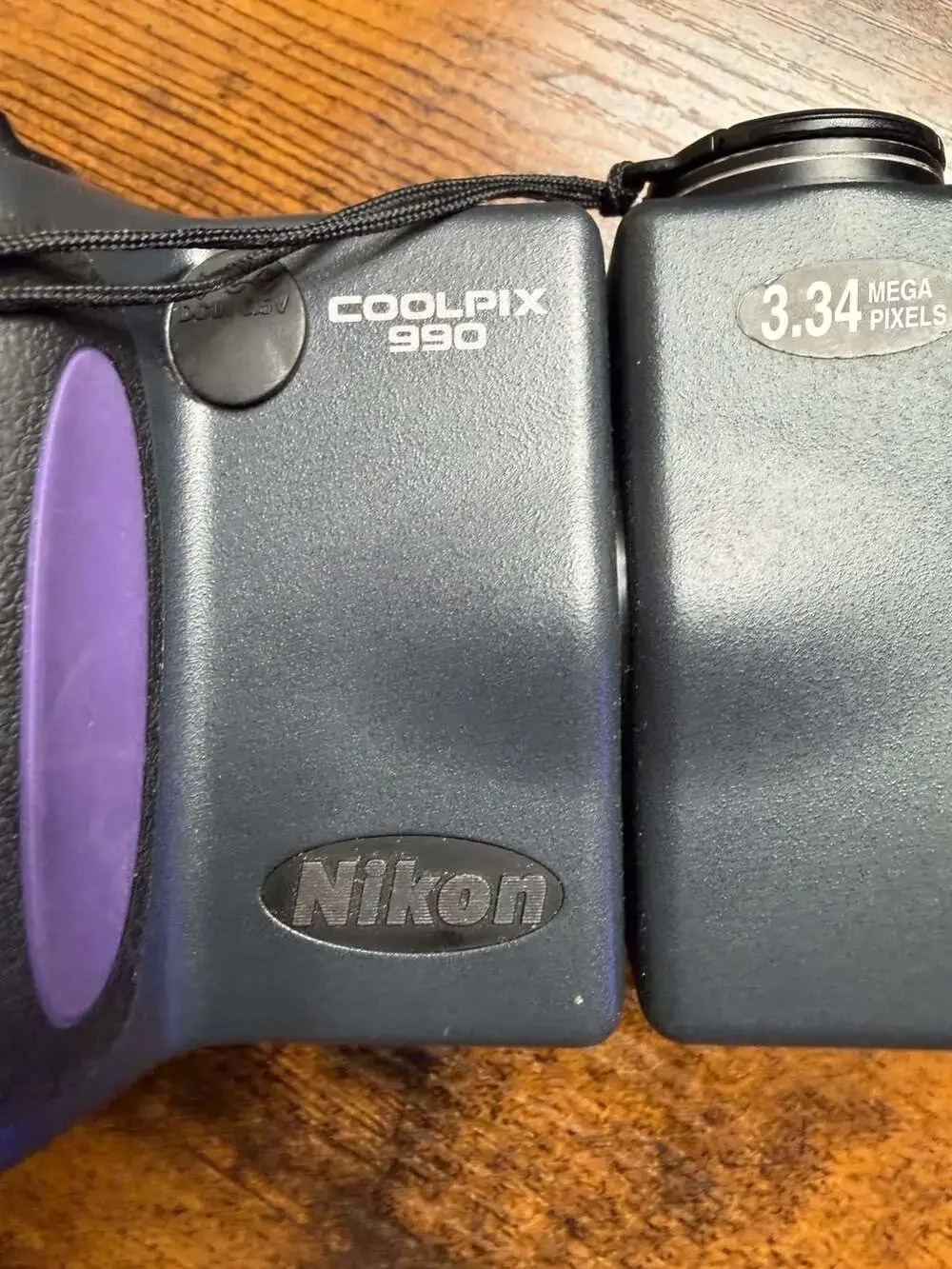 PARTS Nikon Coolpix 990 3.34MP Digital Camera Vintage Swivel Design - E990